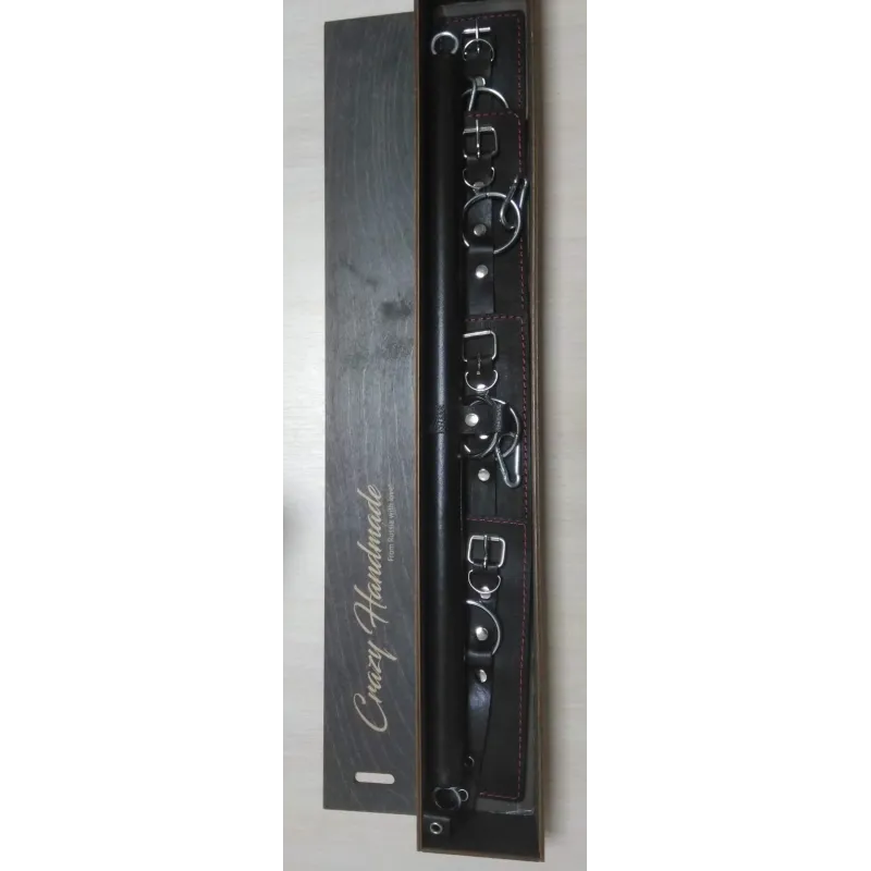 Набор для бондажа: большая распорка, наручники, оковы.