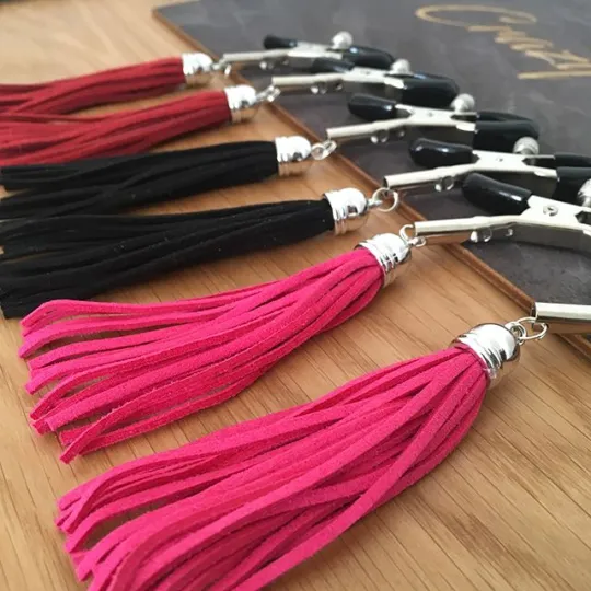 Зажимы на соски с замшевыми кисточками, цвет красный