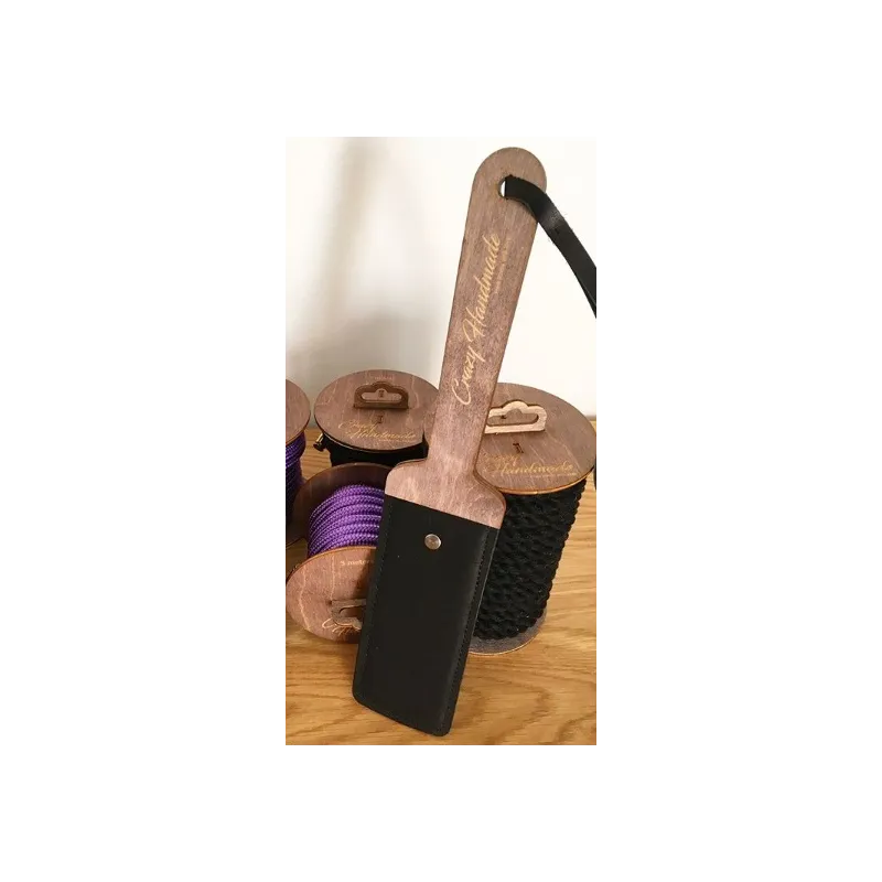 Пэдл из дерева и кожи.