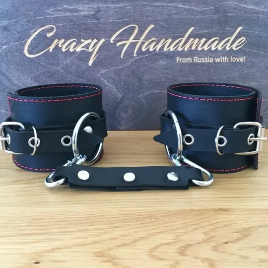 Наручники черные, однослойные с красной строчкой