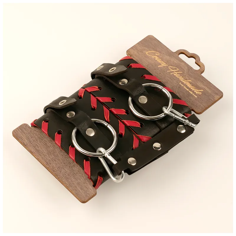 Оковы из натуральной кожи с отделкой из красной кожи