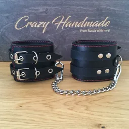 Наручники из натуральной кожи с красной подкладкой и двумя ремнями