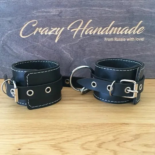 Классические оковы из натуральной кожи с контрастной строчкой