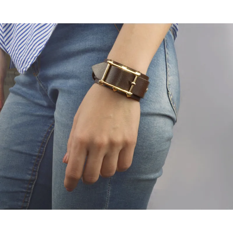 Браслет с пряжкой.